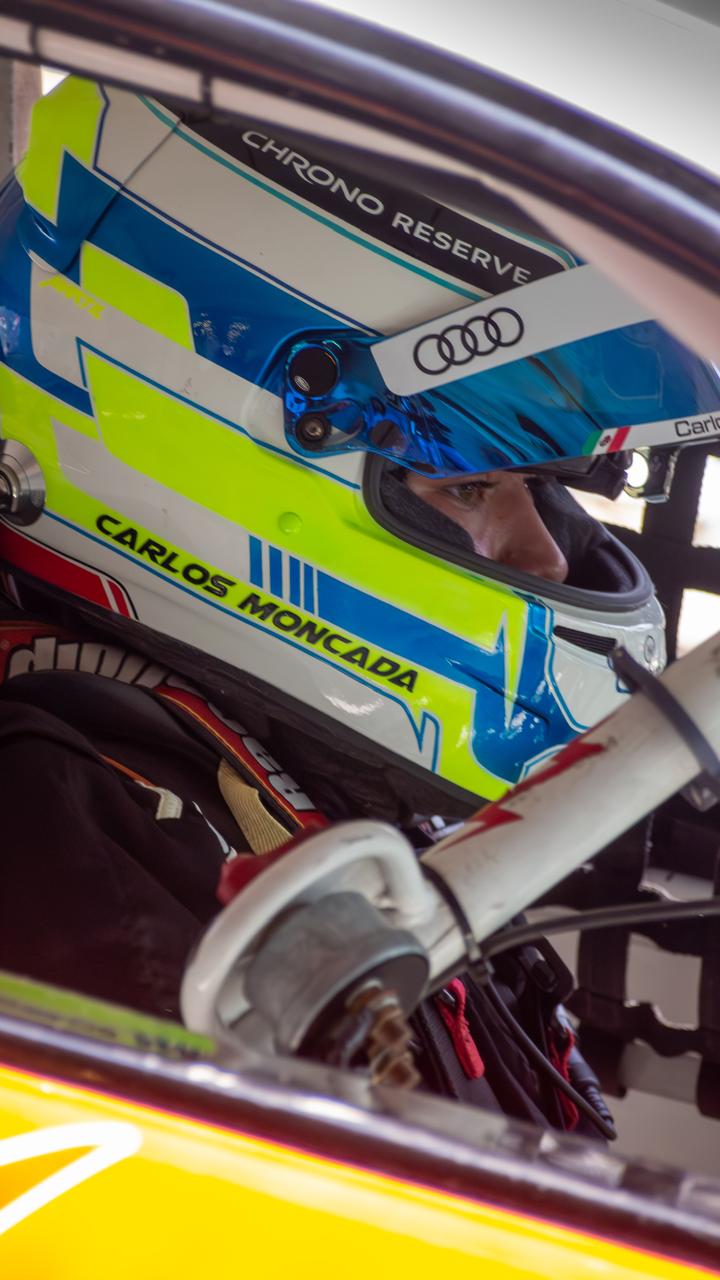 Carlos Moncada dentro del auto de competencia