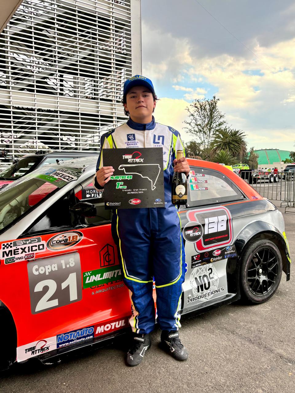 Carlos Moncada junto al auto de Copa 1.8