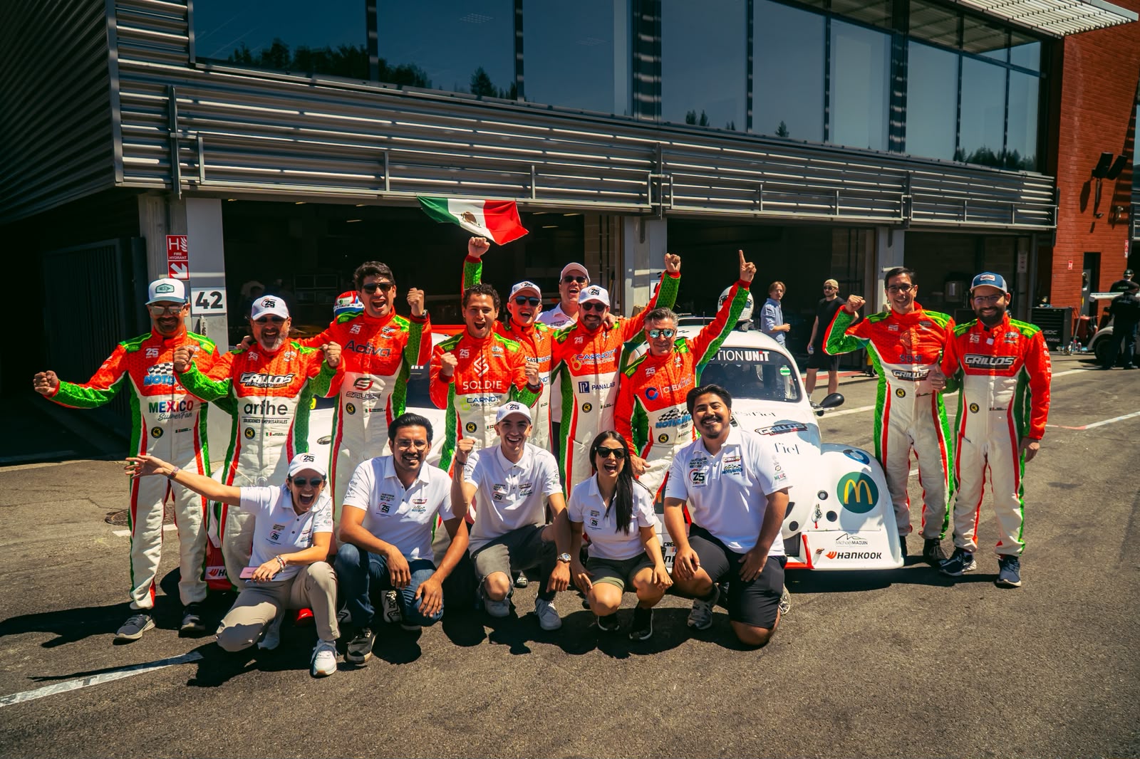 Equipo mexicano de Grillos Racing en Spa-Francorchamps